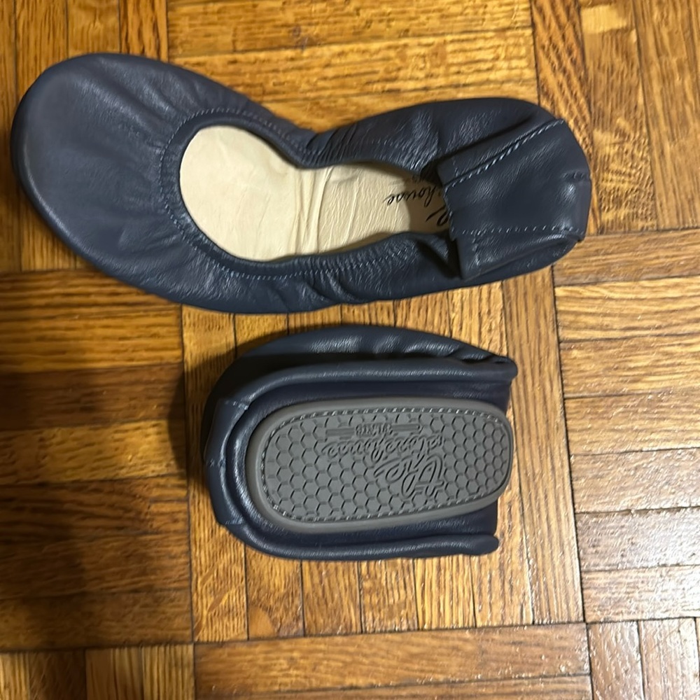 Brand new never worn! Size 5 storehouse flats! In navy/gray color